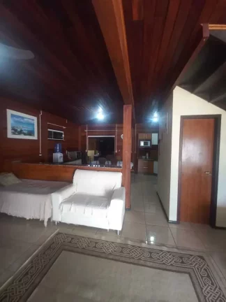 Imagem Casa com 3 dormitórios sendo 1 suíte e 2 vagas de garagem em Penha/SC