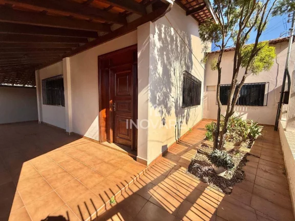 Imagem Casa com 3 dormitórios para alugar, 272 m² por R$ 2.500,00/mês - Setor Central - Itumbiara/GO