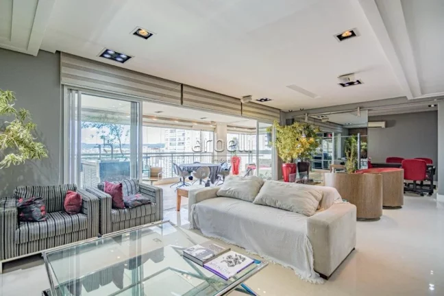 Imagem Apartamento com 206 M², 4 dormitórios sendo 3 suítes com varanda na suíte do casal, elevador soc...