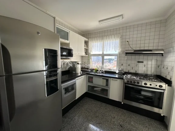 Imagem Amplo apartamento com ambientes bem distribuídos e ótima integração entre os espaços. A cozinha...
