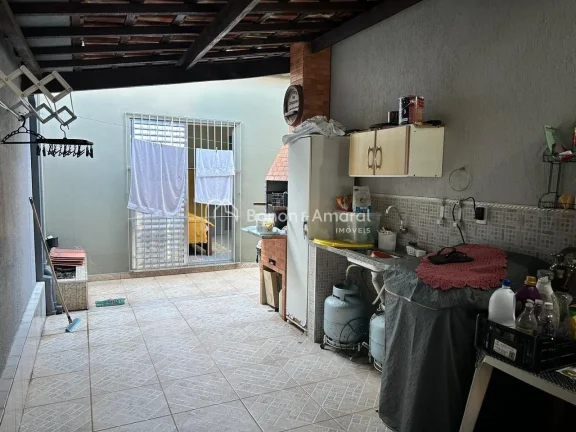 Imagem Casa em rua tranquila, recentemente pintada, com garagem para até 5 carros. Possui sala de estar, s...