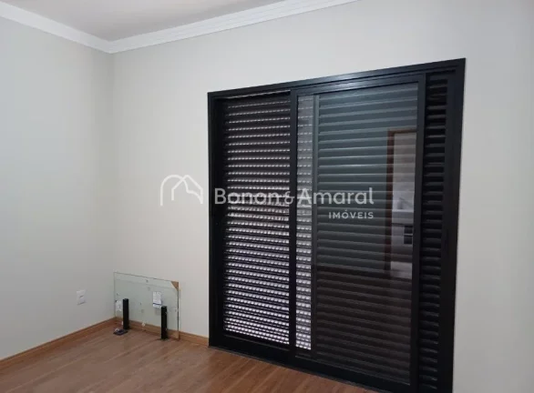 Imagem Linda casa à venda no Condomínio Portal do Jequitibá em Valinhos. 

Este sobrado conta com 3 suí...