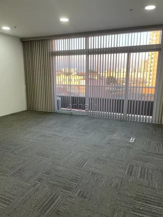 Imagem Apresentamos esta sala comercial de 33 metros quadrados, 1 banheiro e 1 copa, além de 1 vaga de gar...