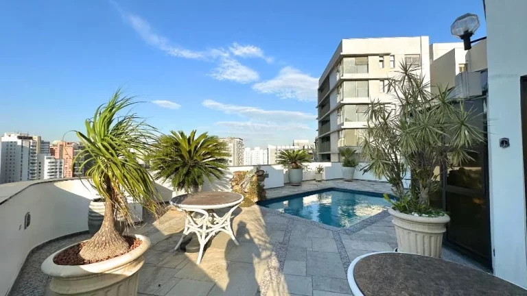Cobertura com piscina e vista ampla em Moema Pássaros