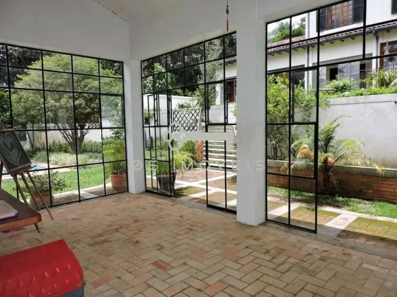 Imagem Casa Colonial Americana no Condomínio Forest Hills com 04 suítes e piscina!