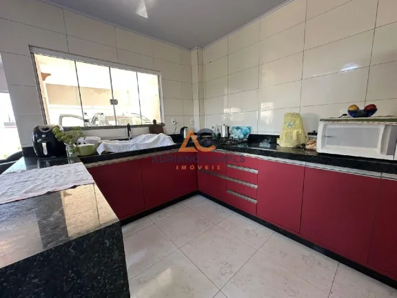 Imagem Sobrado de 4 dormitórios, sendo 1 suíte a 50m do mar no bairro Meia Praia, em Navegantes - Adriano Carpes Imóveis vende