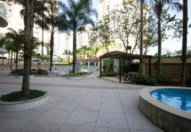 Imagem APARTAMENTO DUPLEX C/ 88M² - 2 QUARTOS - 1 VAGA DE GARAGEM - BARRA DA TIJUCA - RJ IMÓVEL AVALIADO EM R$ 940.000,00 1ª PRAÇA: 02/02/2026 - VALOR INICIAL DE VENDA: R$ 940.000,00 2ª PRAÇA: 03/02/2026 - VALOR INICIAL DE VENDA: R$ 470.000,00