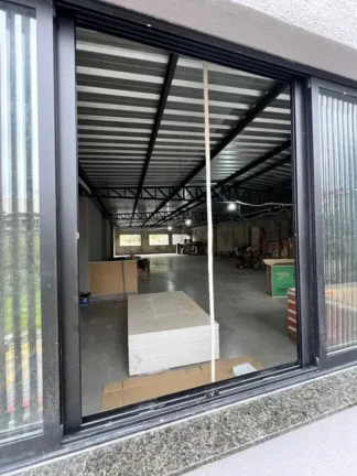 Imagem Barracão Comercial para Locação em Votorantim-SP, Bairro Parque Morumbi: 1 Sala, 1 Banheiro, 3 Vagas de Garagem, 220m².