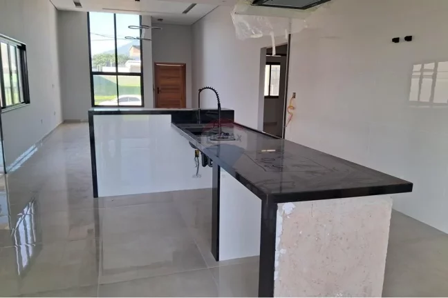 Imagem Casa em condomínio fechado com três quartos, sendo uma suíte