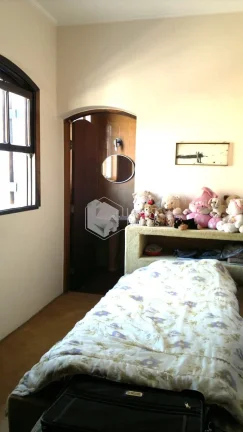 Imagem CASA À VENDA, COM 296M² COM 6 AMPLOS DORMS, COM 2 SUÍTES, 4 SALAS, COZINHA COM PLANEJADOS, CHURRASQUEIRA E 8 VAGAS - TREMEMBÉ - SP