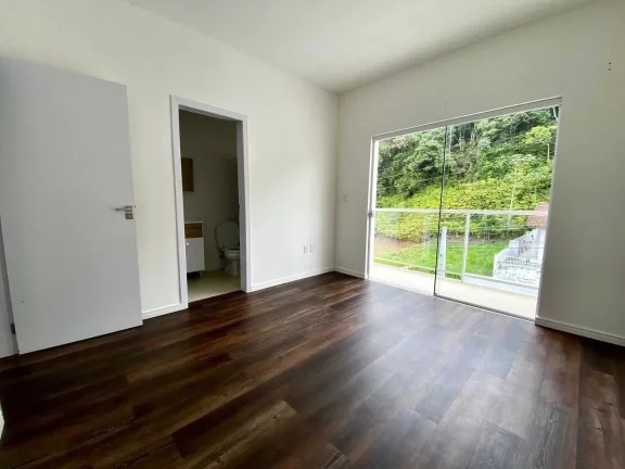 Imagem Casa com 3 dormitórios sendo 1 suíte e 2 vagas de garagem em Brusque