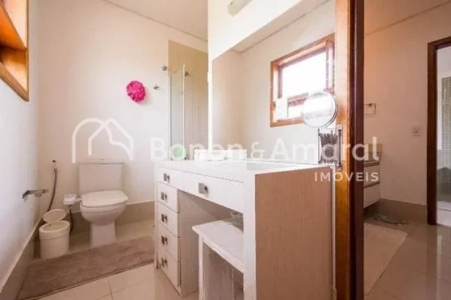 Imagem Casa espaçosa e encantadora, com 340 m², para viver com conforto e estilo. A residência possui um...