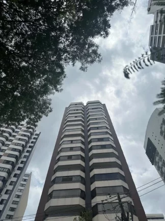 Imagem A 5ª Avenida Imóveis selecionou esse charmoso apartamento de 2/4 + dependências, atualmente revertido gabinete, podendo ser 3 Suites totais, 02 vagas
