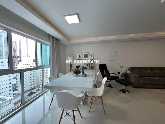 Imagem Apartamento á venda mobiliado e decorado, com 3 dormitórios e 2 vagas de garagem no centro de Balneário Camboriu