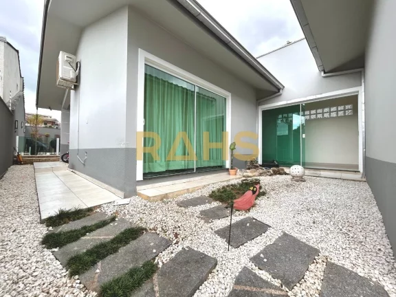 Imagem Ótima casa averbada localizada no bairro Floresta em Joinville, próximo a rua Farroupilha. Conta c...