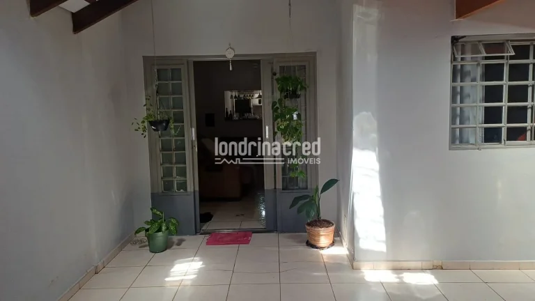 Imagem Casa com laje, 2 quartos (1 suíte com banheira), sala, copa e cozinha conjugadas, garagem para 2 carros, churrasqueira, portão eletrônico e ótima localização