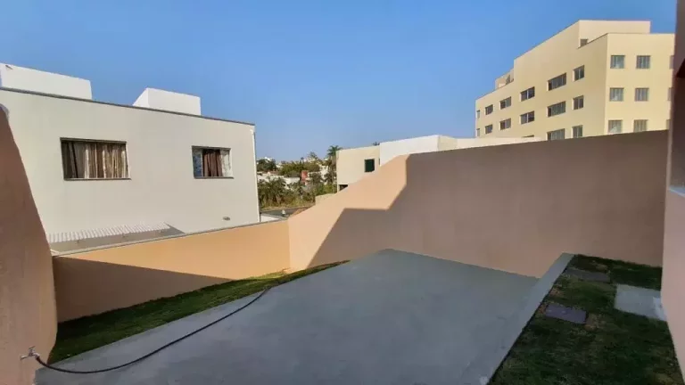 Imagem Casa duplex à venda, 3 quartos, 1 suíte, 2 vagas, Novo Centro - Santa Luzia/MG