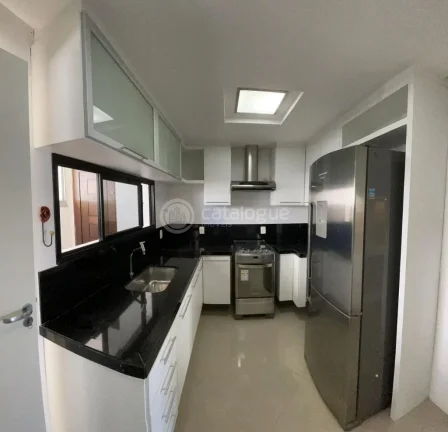 Imagem Aluga Apartamento semi mobiliado de 2 quartos, sala ampla, cond. completo, 2 vagas de garagem, semi mobiliado no Ed. Spoort Park com 108 m2