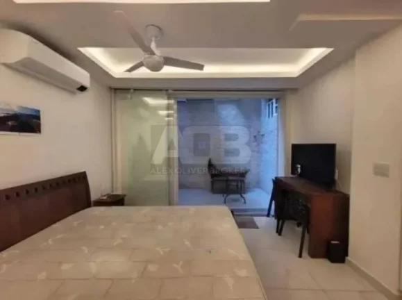 Imagem Apartamento à venda em Copacabana, 48m2, Quarto e Sala, 50 metros da Praia.