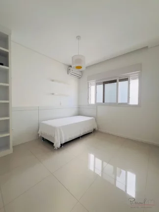 Imagem Apresentamos uma magnífica casa ampla e semi-nova localizada em Jurerê Internacional, um dos desti...