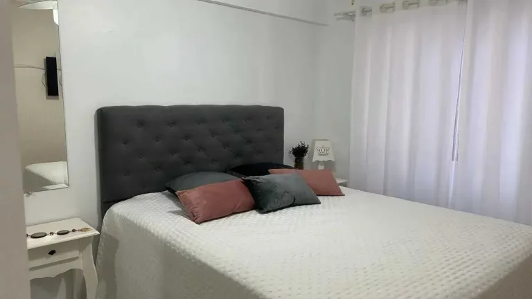 Imagem Apartamento mobiliado com 2 dormitórios sendo 1 suíte com sacada e 1 vaga de garagem