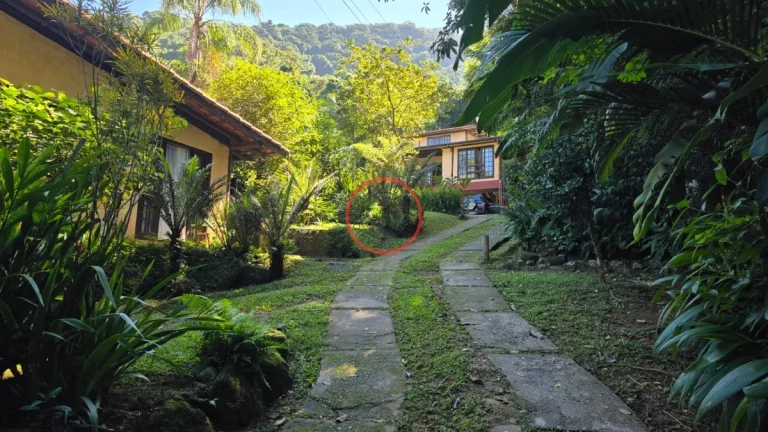 3 CASAS EM UM TERRENO DE 1370 METROS , Á 600 METROS DA PRAIA DE BOIÇUCANGA, INSERIDO NA MATA ATLANTICA COM ESPAÇO PARA CONSTRUIR