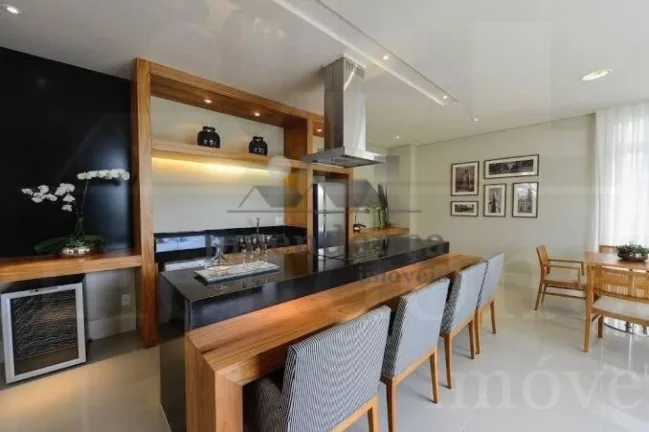 Imagem Apartamento em andar alto, com excelente vista, varanda envidraçada, living para 02 ambientes, 03 d...