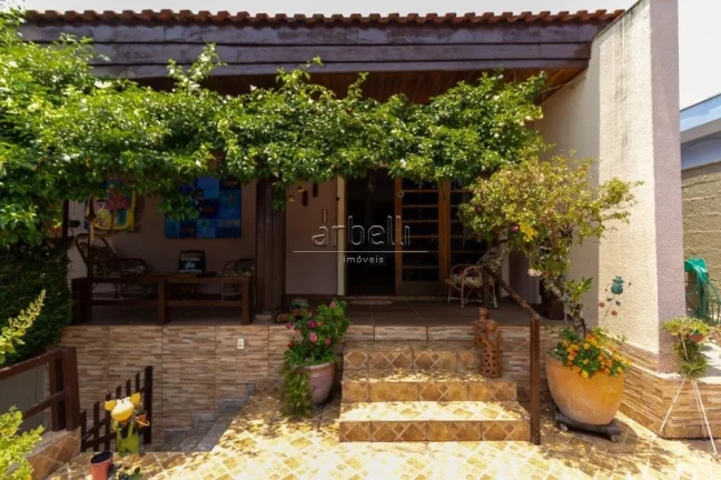 Imagem Casa com 460 metros quadrados de área total e 250 metros quadrados de área construída. Com 4 dorm...