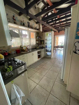 Imagem Casa alto padrão pé na areia com 3 suítes e 2 vagas de garagem no centro de Balneário Piçarras