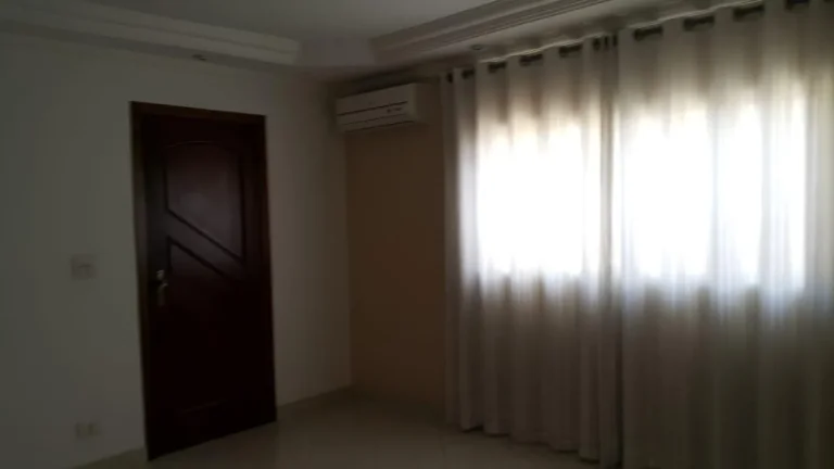 Imagem Casa com 02 vagas, sala ampla, cozinha com armários, área de serviço coberta, 03 dorm. e quintal ...