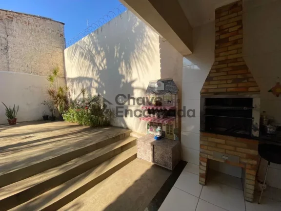 Imagem Casa com entrada paisagistica e area de lazer completa.