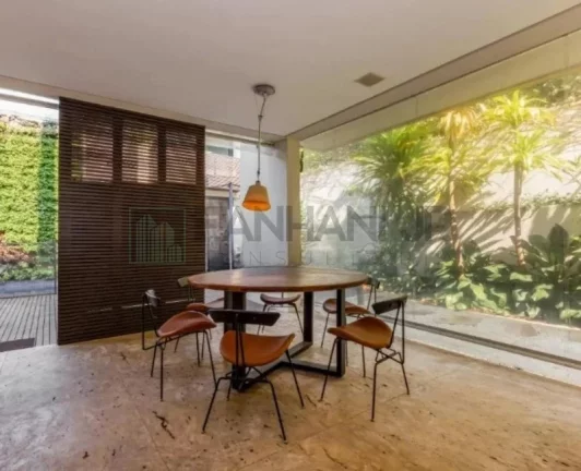 Imagem Casa deslumbrante à venda em São Paulo-SP, Jardim Europa: 4 quartos, 4 suítes, 5 salas, 6 banheiros, 6 vagas, 859m². Venha conferir!