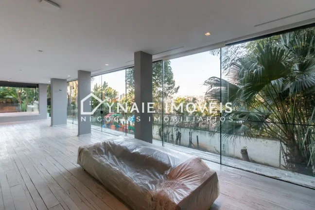 Imagem Luxuosa casa para locação em São Paulo-SP, Jardim Guedala: 5 quartos, 3 suítes, 3 salas, 7 banheiros, 4 vagas e 800m² de área.