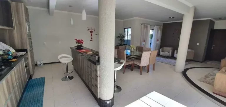 Imagem Casa com 4 dormitórios sendo 1 suíte e 3 vagas de garagem no Centro de Itajaí
