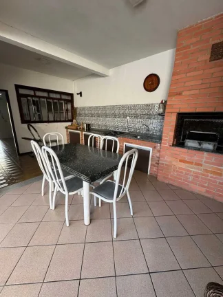 Imagem Casa com 3 dormitórios sendo 1 suíte e 1 vaga de garagem no bairro Guanabara em Joinville SC