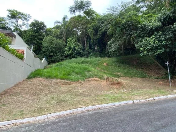 Imagem Excelente lote de 842m² em aclive e com fundo e lateral para área preservad