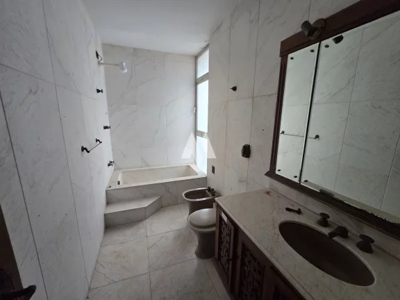 Imagem sobrado 4 dormitórios, 2 vagas, piscina, para locação