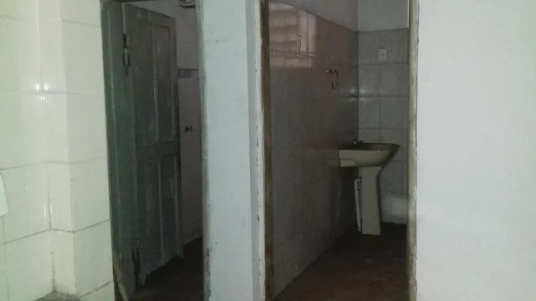 Imagem Salão comercial, com mezanino, escritório com 03 salas, 02 banheiro e cozinha.Excelente localizaç...