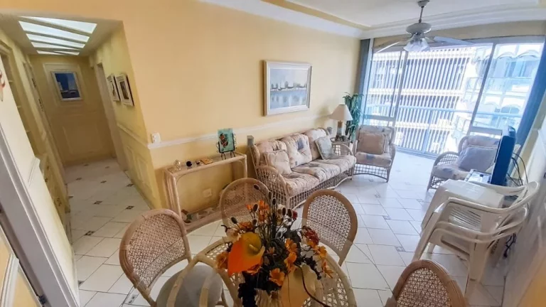 Imagem Astúrias, frente mar, vista lateral, 3 dormitórios e 1 vaga.