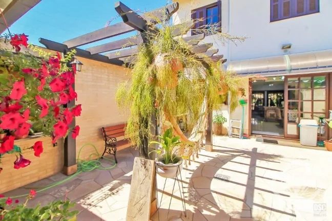 Imagem Sobrado com charme e praticidade na zona sul!

Essa casa estilo sobrado é perfeita para quem busca ...
