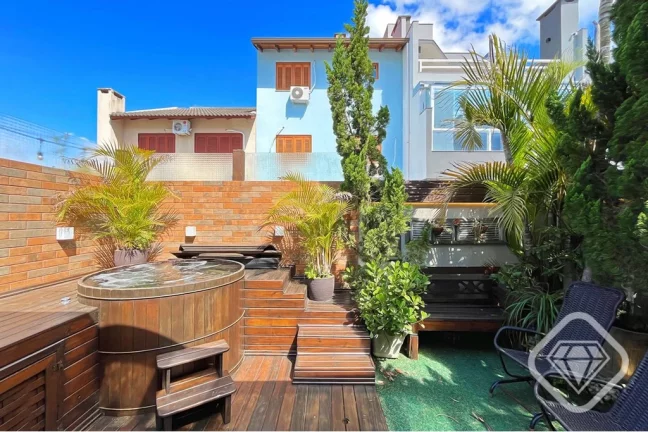 Imagem Sobrado 3 dormitórios, suíte com sacada, lareira e espaço gourmet. Bairro Hípica, Zona Sul de Po...