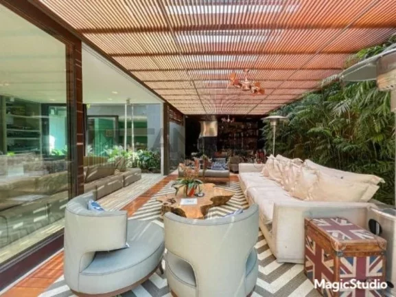 Imagem Casa dos sonhos no coração do Jardim América! Com uma área de 772m², esta casa totalmente reformada e mobiliada oferece conforto, luxo e modernidade