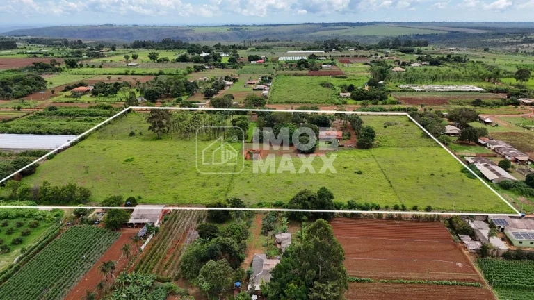 Imagem Chácara à venda em Brazlândia: 40.000m², 5 quartos, 3 banheiros, área rural. Oportunidade por R$900.000!