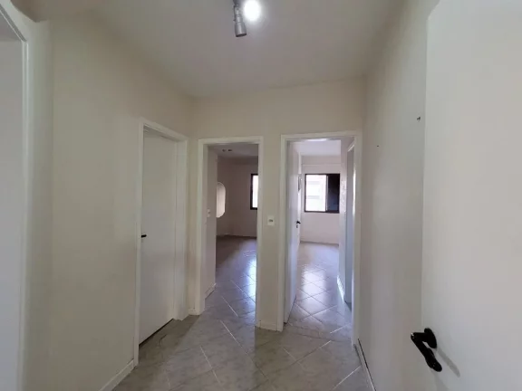 Imagem PITANGUEIRAS – DUAS QUADRAS DA PRAIA, EXCELETE APTO, ANDAR BAIXO, CLARO E SUPER AREJADO, RICO EM ARMÁRIOS, GARAGEM DEMARCADA NO PRÉDIO, COND. BAIXO
