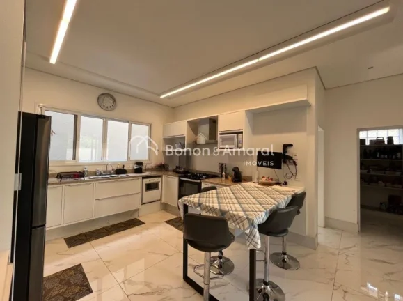 Imagem Linda casa à venda em um condomínio de alto padrão na cidade de Valinhos - SP. Esta espaçosa res...