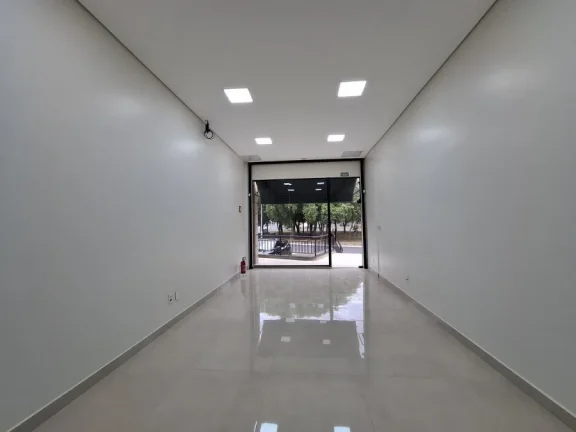 Imagem Sala Comercial Térrea com Vitrine para Locação  Parque Cele