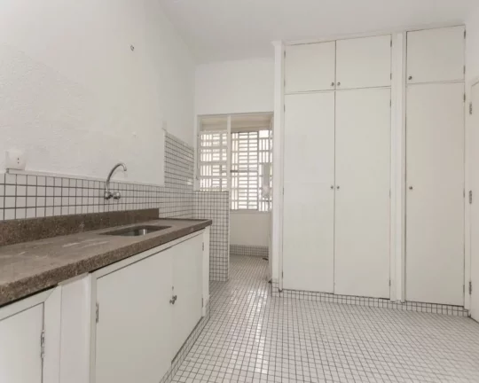 Imagem Apartamento com living para 02 ambientes, piso delaminado, 03 dormitórios, 01 aberto para ampliar a...