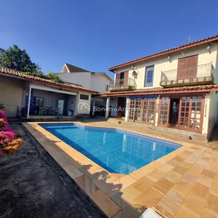 Imagem Encantadora casa em estilo colonial, do tipo sobrado, que une conforto, espaço e charme em cada det...