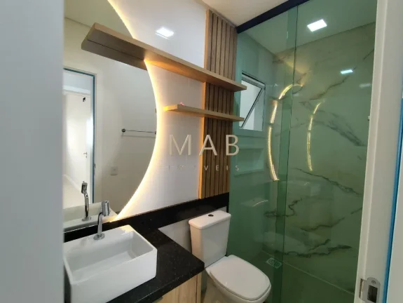 Imagem Apartamento de 2 dormitórios sendo 1 suíte, sala, cozinha, lavanderia, banheiro social, churrasqueira e vaga de garagem. O condomínio conta com elevad