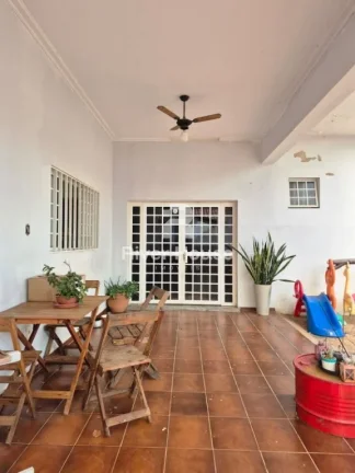 Imagem Belíssima Casa para Venda no Valor R$ 1.200.000,00 ; Area 882 m² ; 05 Suítes ; Boa Esperança, Cuiabá - MT 01 Area da Frente 01 Sala 05 Quartos sendo 05 Suítes uma Master 06 Banheiros 01 Cozinha 01 Area fundos 01 Lavanderia 06 Vagas de Garagem Piscina. Loc